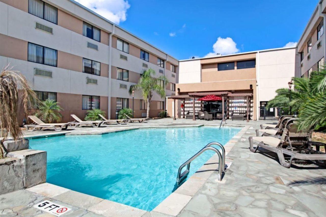 Hotel Ramada By Wyndham Houston Intercontinental Airport South Esterno foto