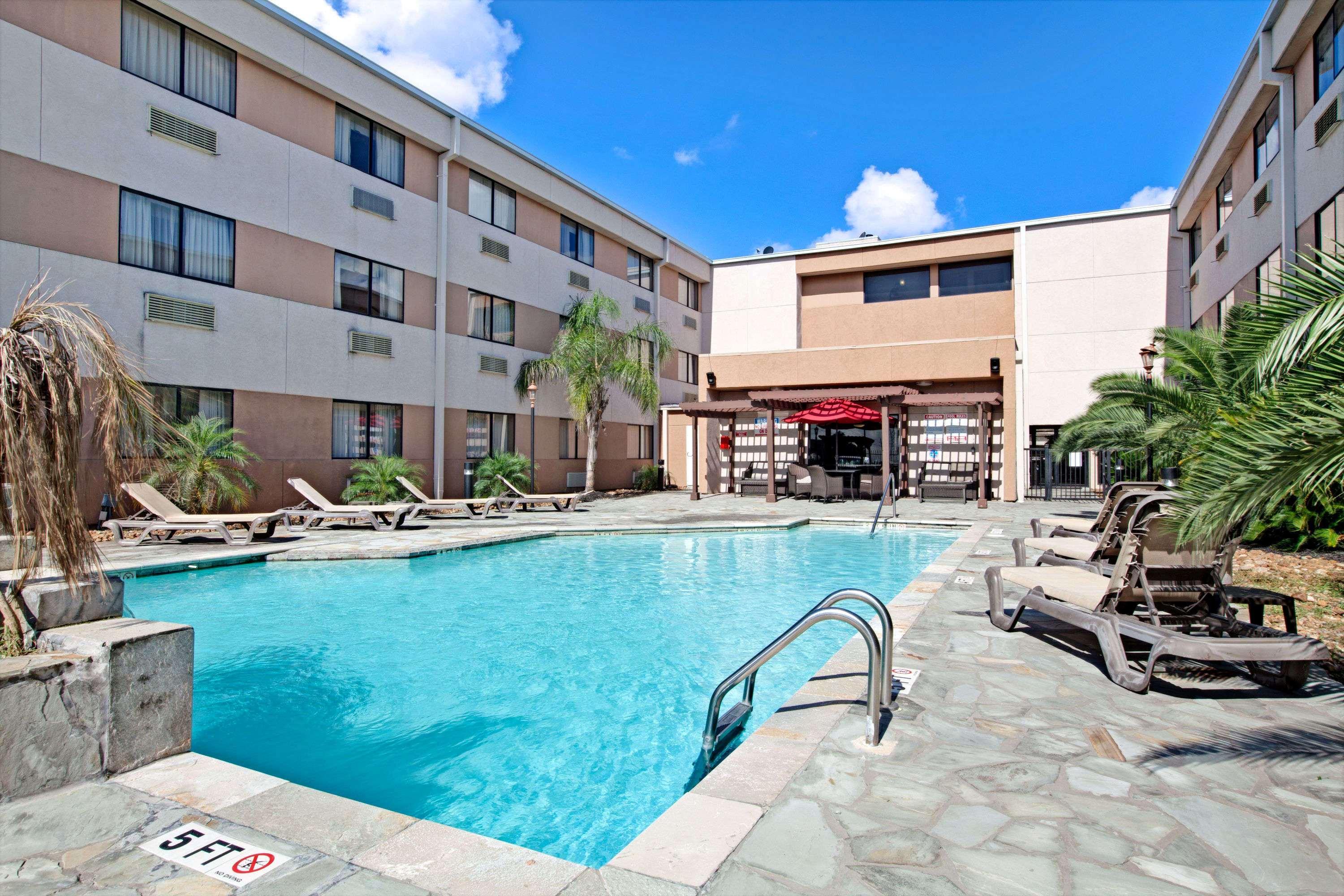 Hotel Ramada By Wyndham Houston Intercontinental Airport South Esterno foto