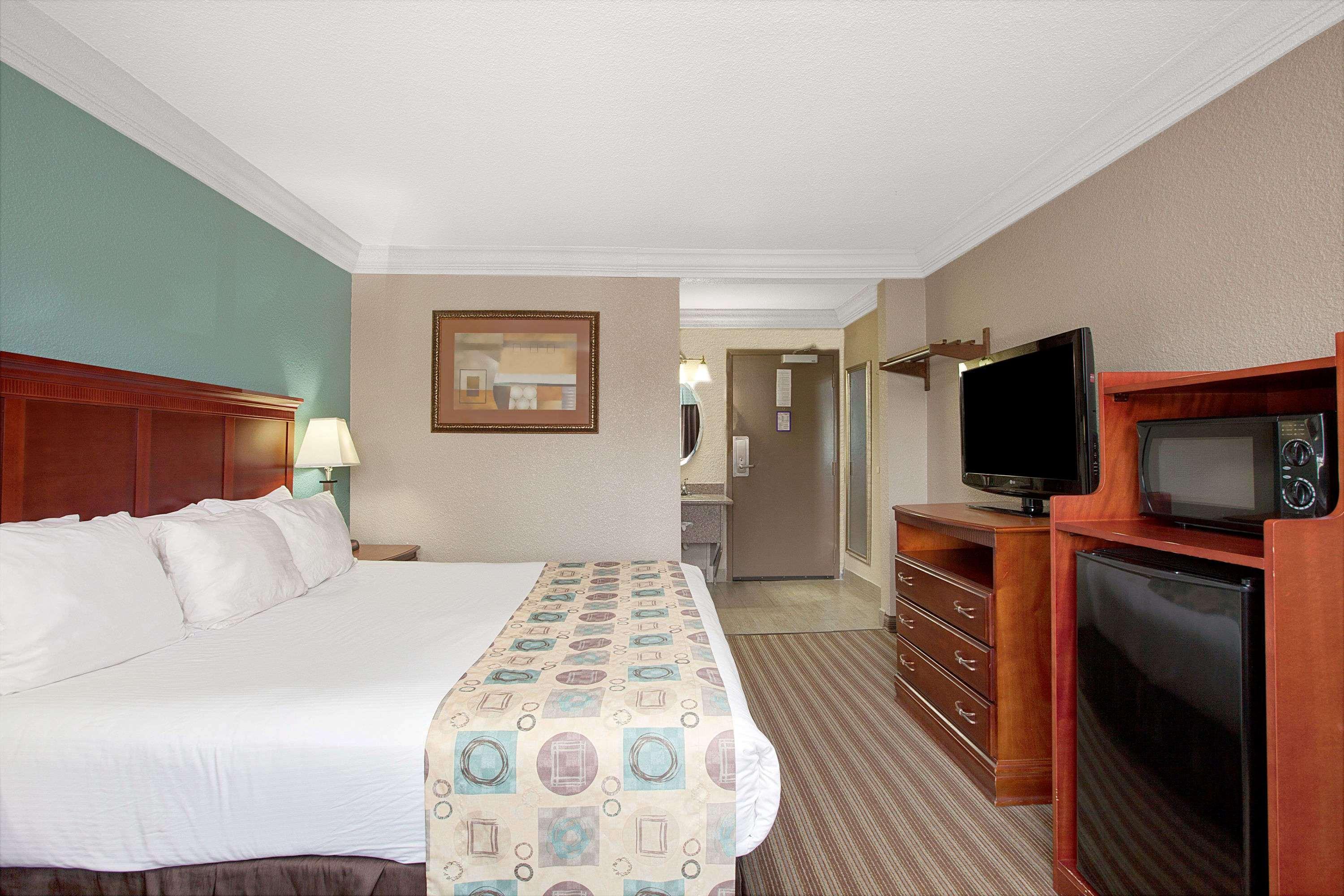 Hotel Ramada By Wyndham Houston Intercontinental Airport South Esterno foto
