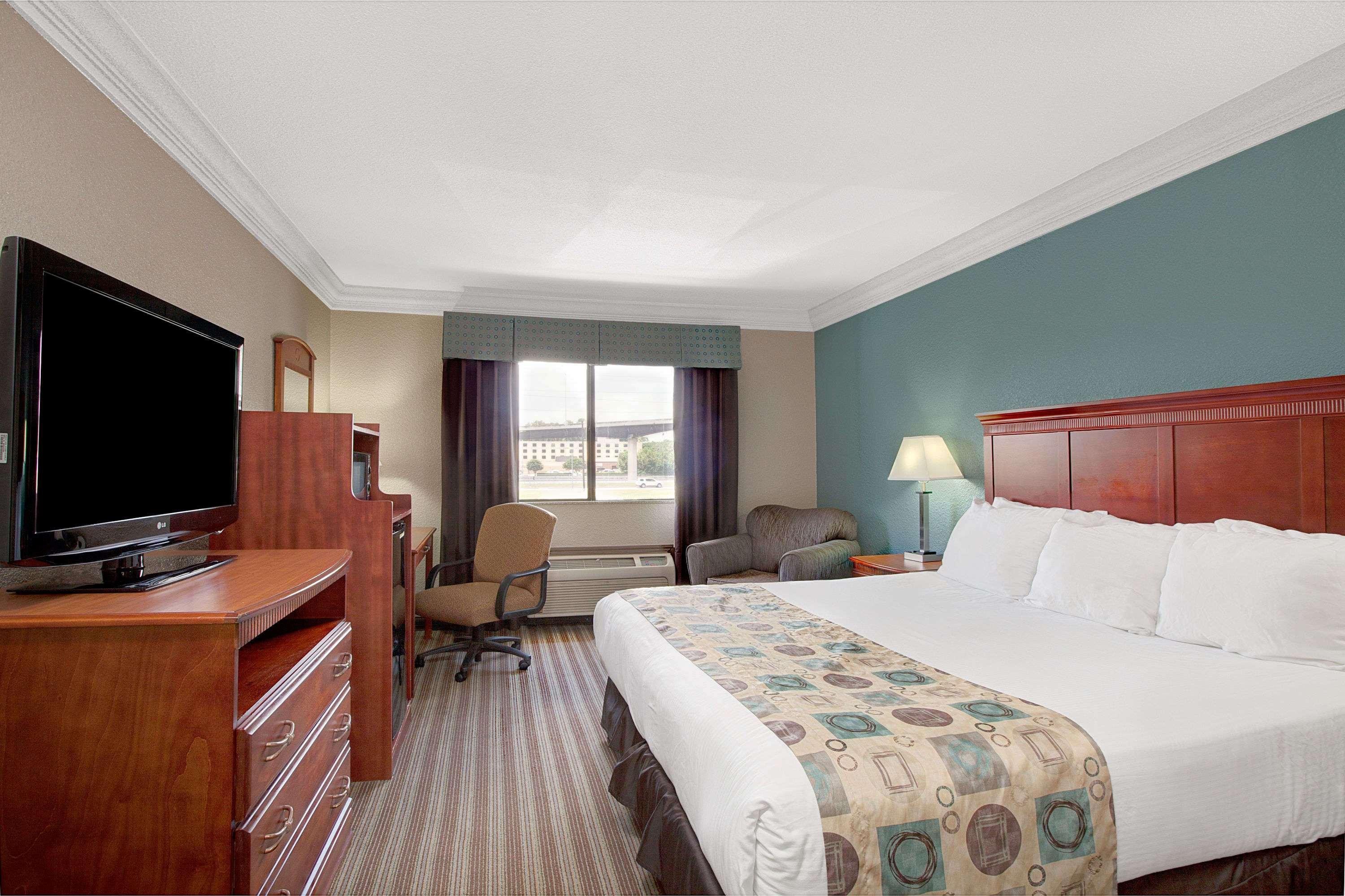 Hotel Ramada By Wyndham Houston Intercontinental Airport South Esterno foto