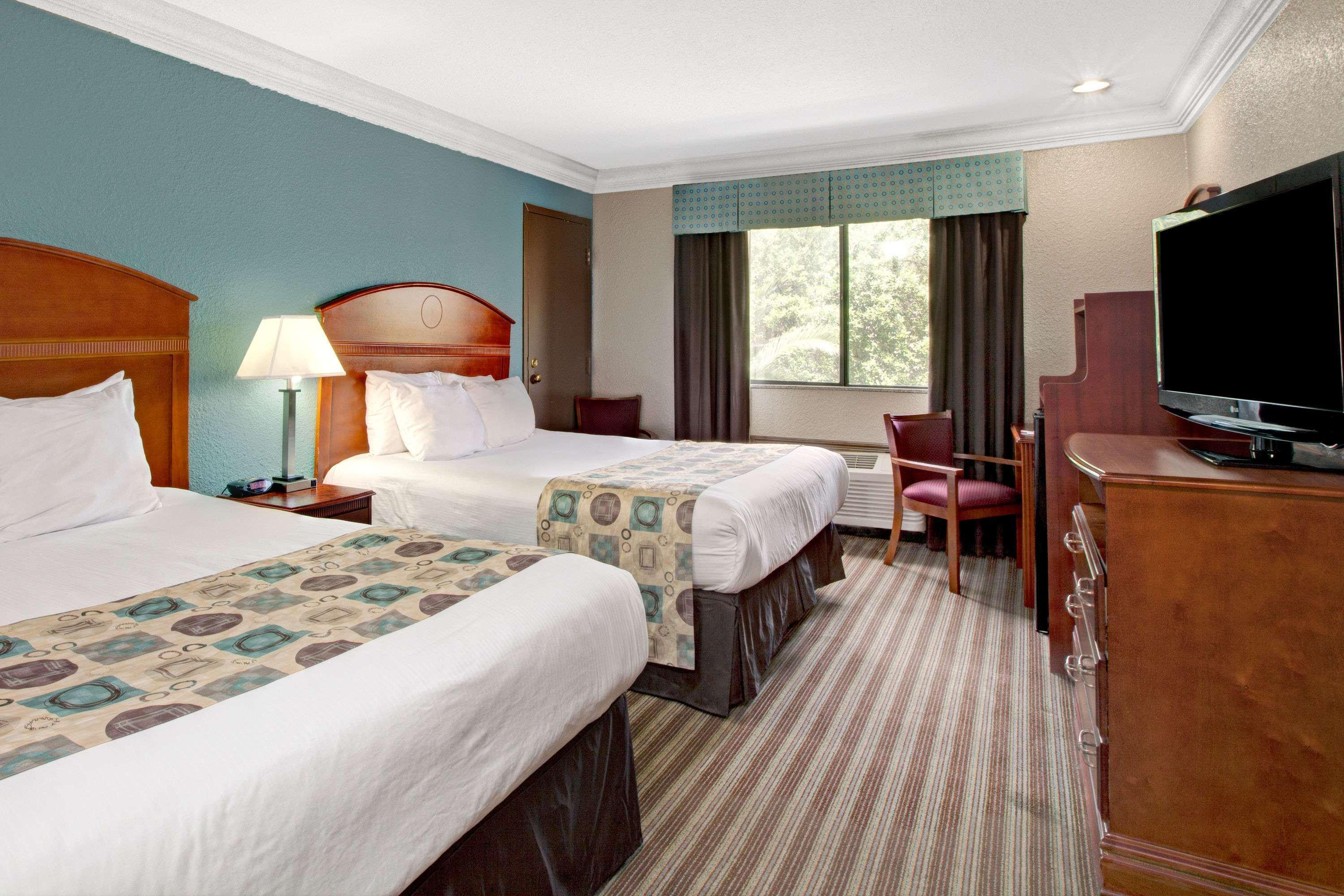 Hotel Ramada By Wyndham Houston Intercontinental Airport South Esterno foto